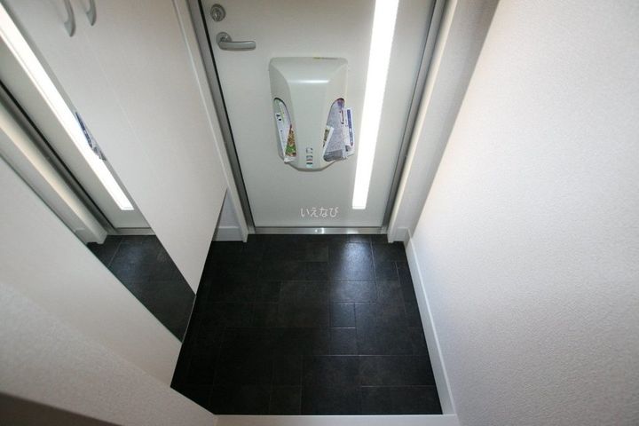 レグルスA棟202の玄関