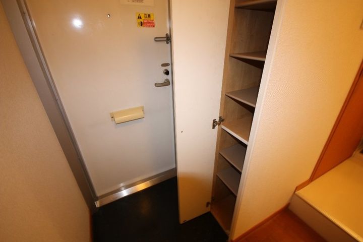 レオパレスMa maison sako101の玄関