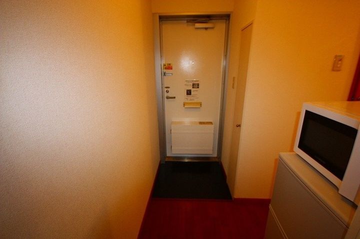 レオパレス由良202の玄関