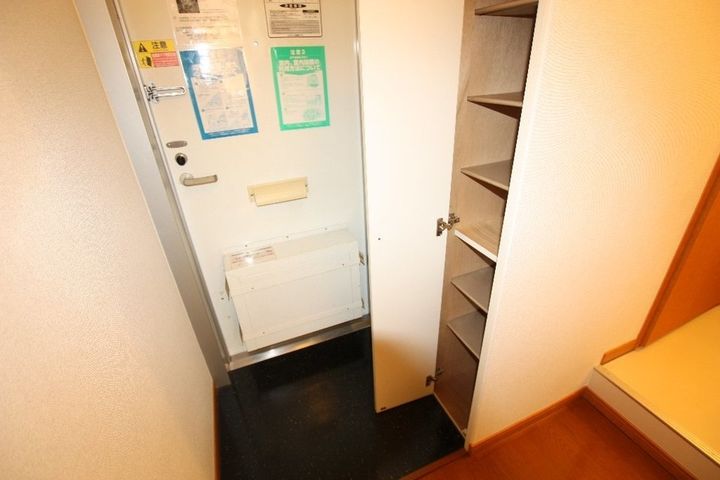 レオパレスエクレール鬼無206の玄関