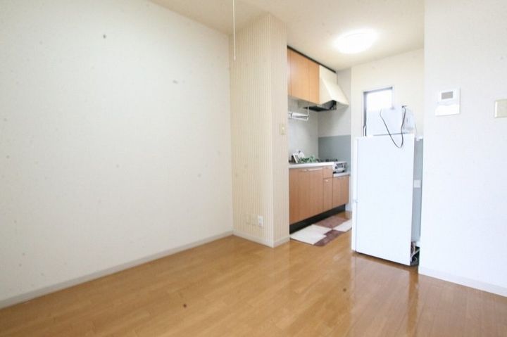 バリュージュ泉保105の居間