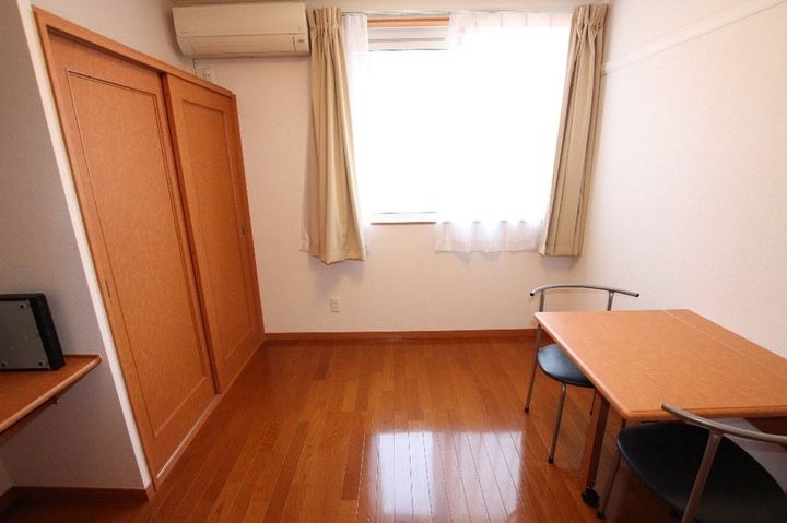 レオパレスK&S101の居間