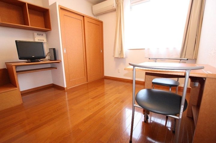 レオパレスK&S101の居間