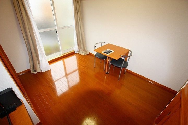 レオパレスニュー屋島106の居間
