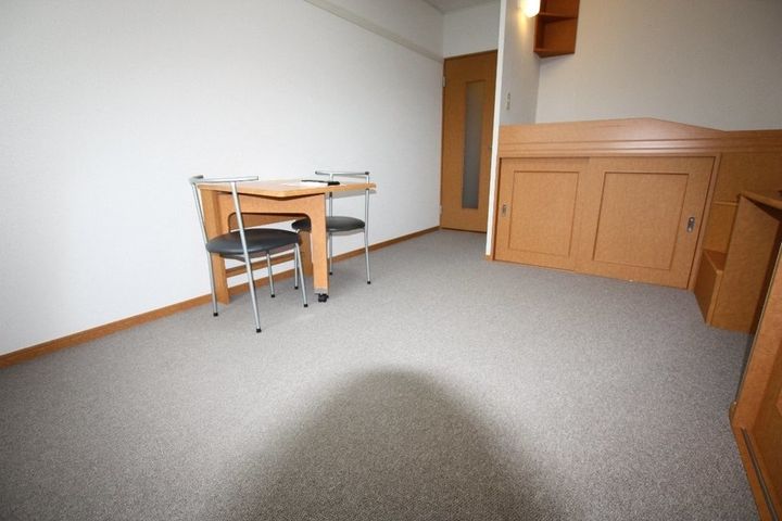 レオパレスニュー屋島202の居間