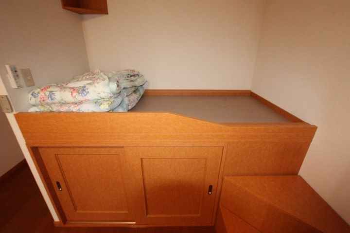 レオパレスニュー屋島202の寝室