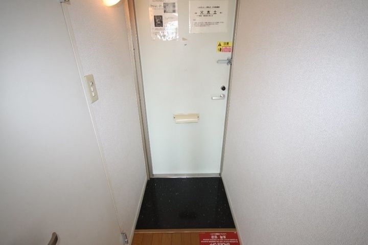 レオパレス志度205の玄関