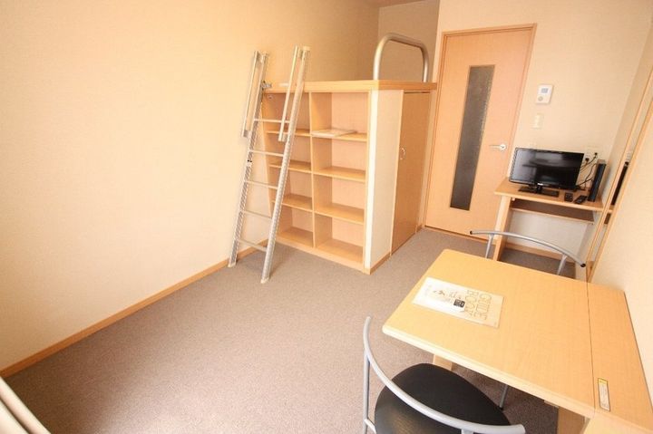 レオパレス瓦町202の居間