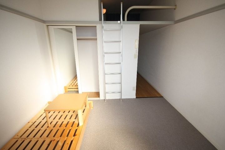 レオパレス栗林202の居間