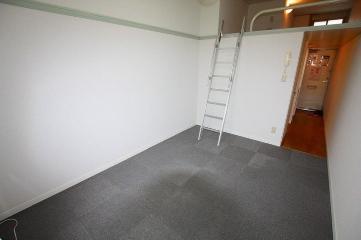 レオパレスSeto Lands K&K202の居間