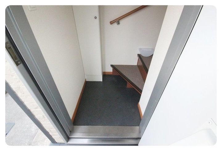 レオパレスさぬき206の玄関