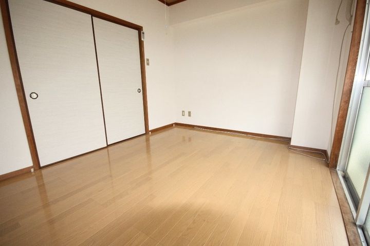 ホワイトマンション201の寝室