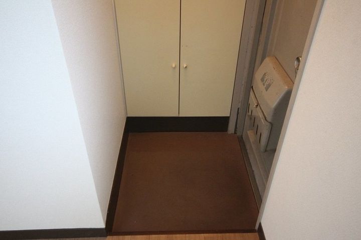 ホワイトマンション201の玄関