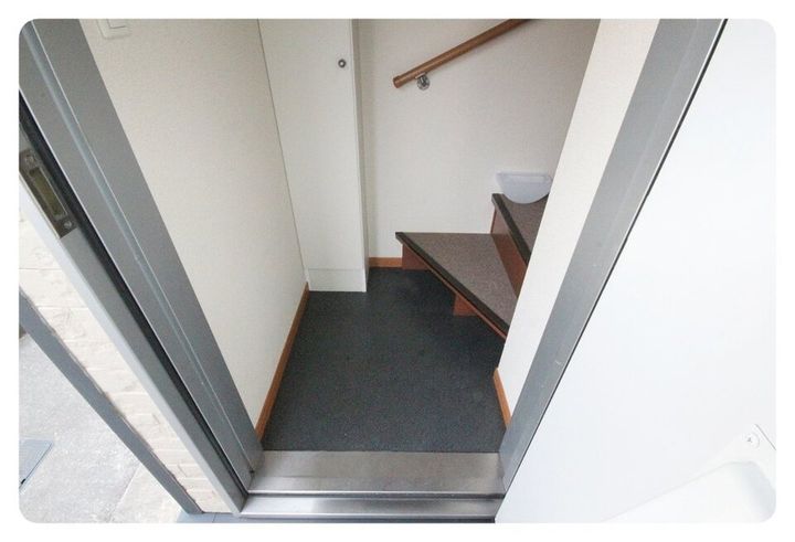 レオパレスさぬき202の玄関