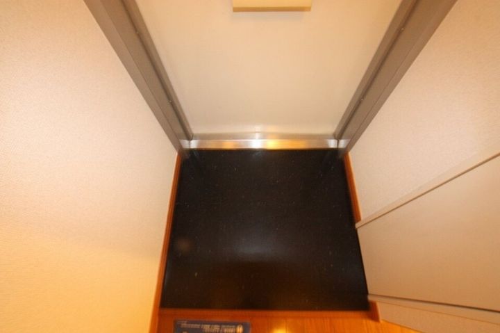 レオパレスフリューゲル101の玄関