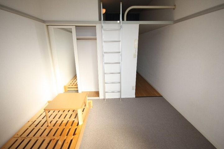 レオパレス栗林301の居間