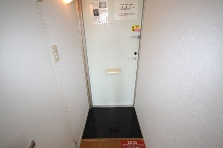 レオパレス栗林301の玄関