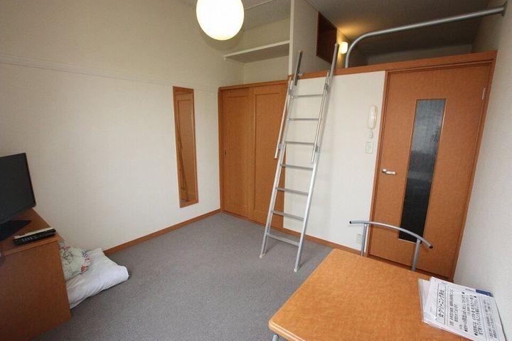 レオパレスラポール松福301の居間