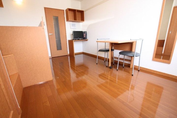 レオパレスVinghtSix103の居間