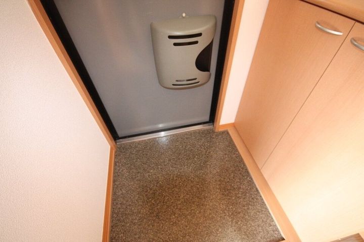 グレイスフルY B棟203の玄関