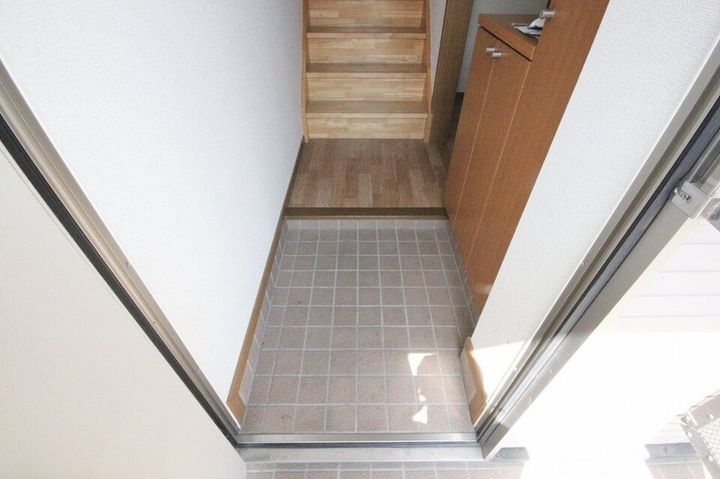 メゾニティ―A203の玄関