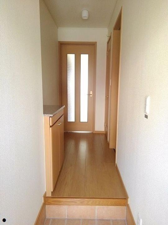 エクスブルーミナトA103の玄関