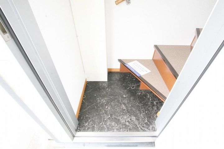 レオパレス中央町203の玄関