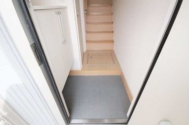 セジュールコート B棟203の玄関