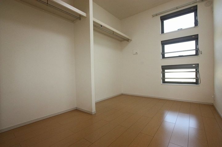 プティ ヴィラージュ 千田204の寝室