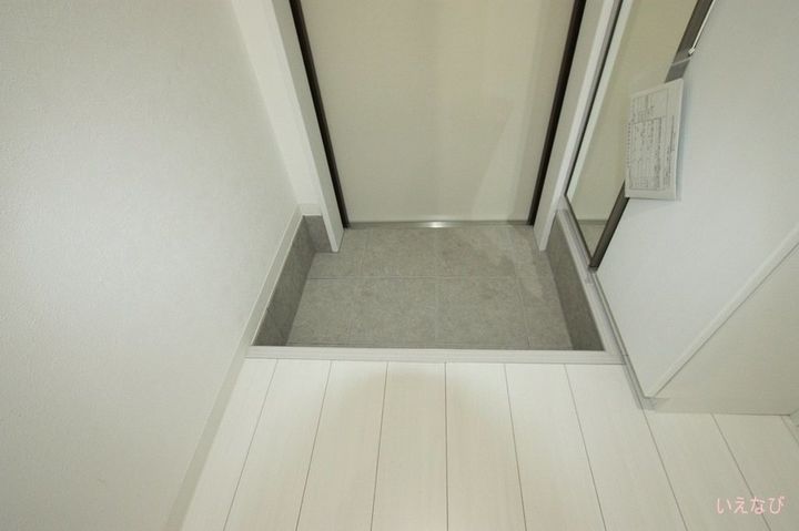 アルーア西町0102の玄関