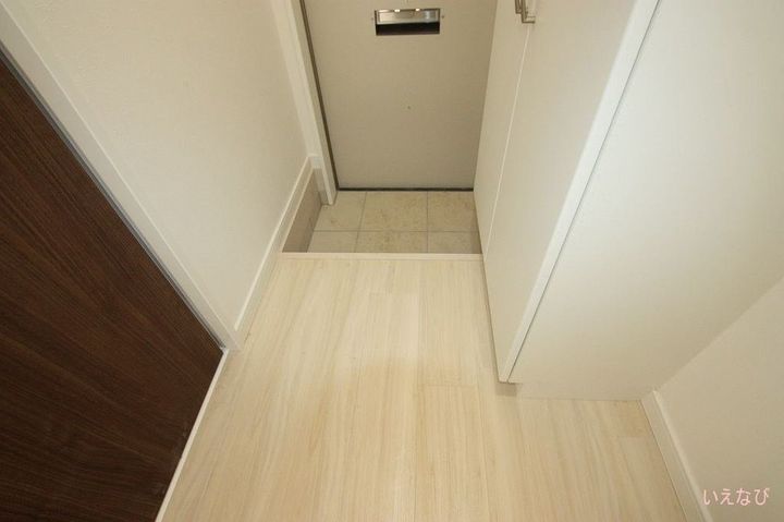 アルカンシェルA棟0102の玄関