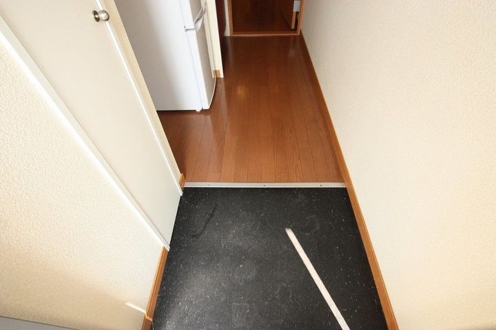 レオパレス秀103の玄関