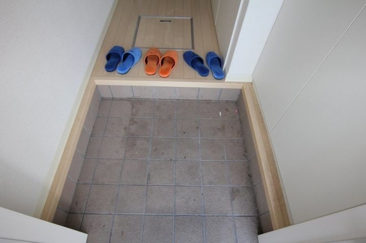 グランマスト多治米 C棟101の玄関