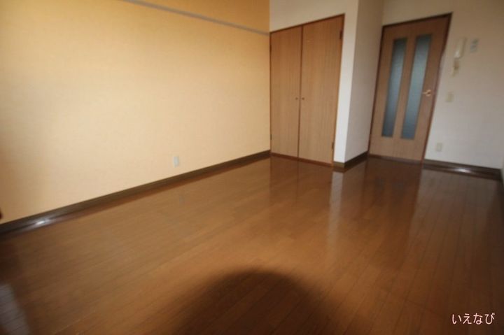 エメローズ渡辺103の居間