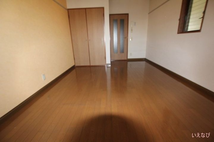 エメローズ渡辺103の居間
