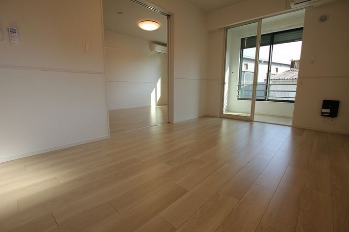 クールメゾン江原0103の居間