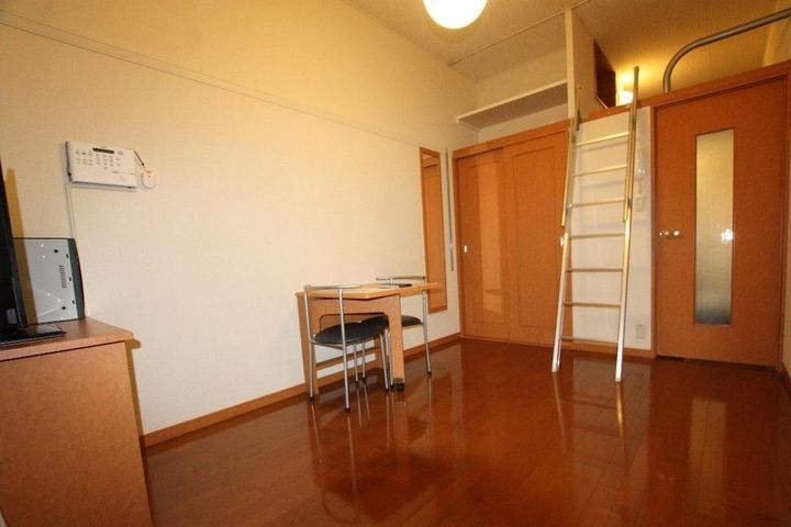 レオパレスコンフォート102の居間