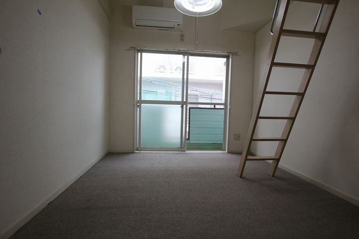 クリスタ松永204の居間