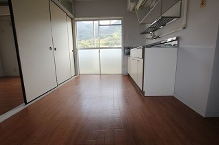 ヴィラナリー瀬戸田 2号棟201の居間