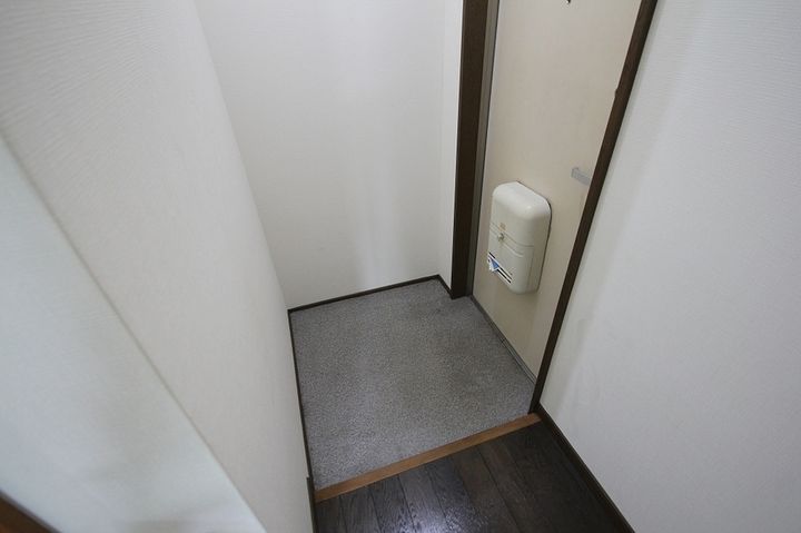 ウィング手城1Bの玄関