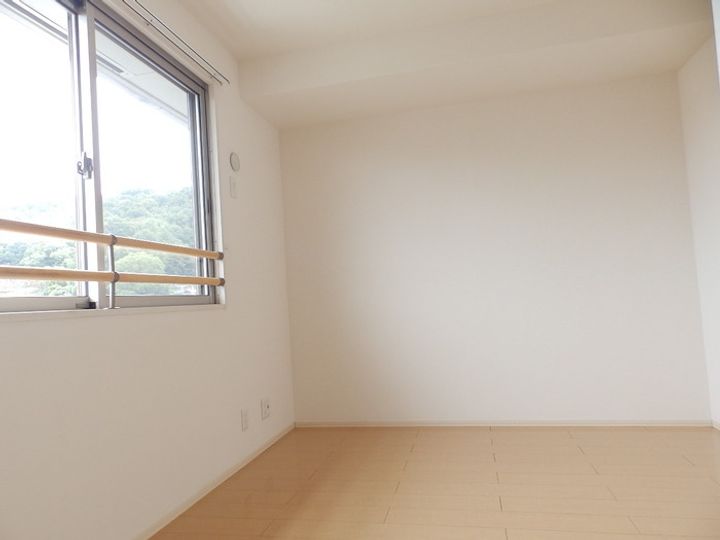 ファミーユスクエアー B棟302の寝室