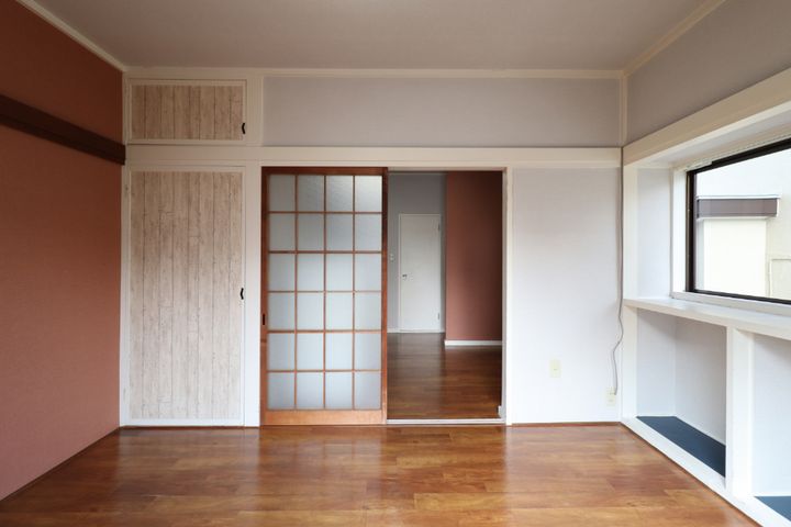 ハイツフレンド飯塚 3方角部屋 家電付でご入居期間中修理交換無料 駅まで徒歩6分202の居間