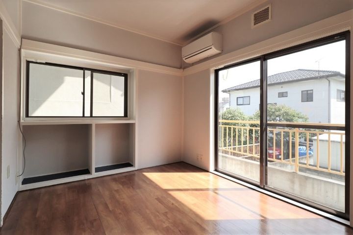 ハイツフレンド飯塚 3方角部屋 家電付でご入居期間中修理交換無料 駅まで徒歩6分202の居間