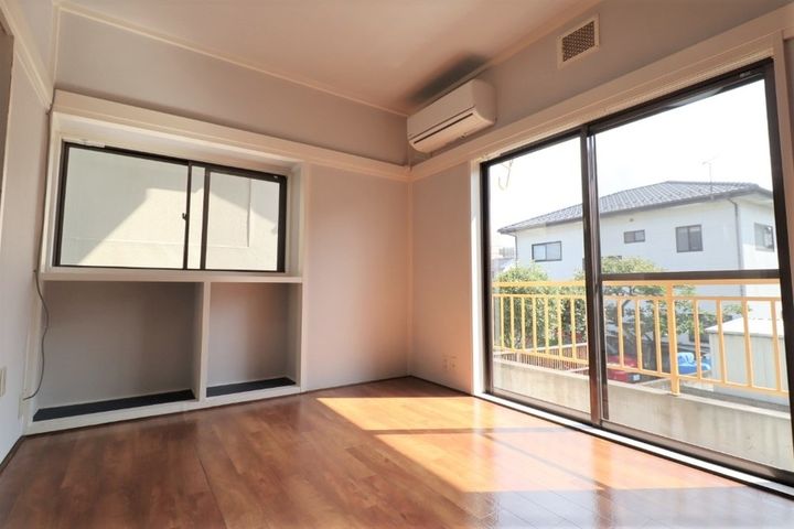 ハイツフレンド飯塚 3方角部屋 家電付でご入居期間中修理交換無料 駅まで徒歩6分202の居間