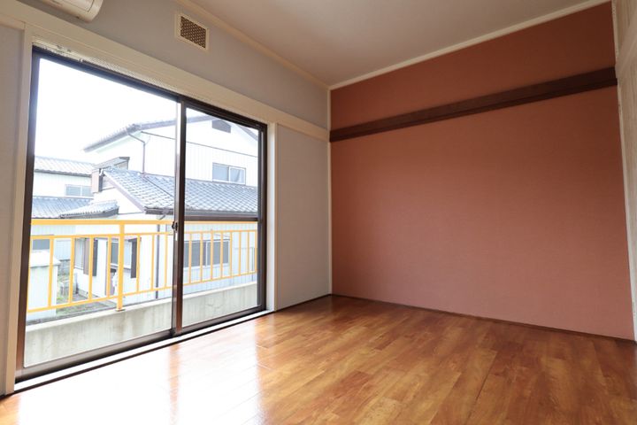 ハイツフレンド飯塚 3方角部屋 家電付でご入居期間中修理交換無料 駅まで徒歩6分202の居間