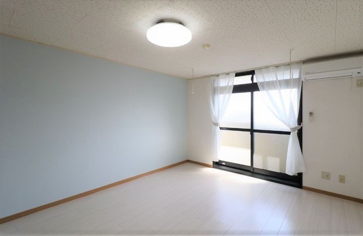 ハイツフレンドもてぎ 爽やかアクセントの壁紙が居室を彩ります ワイドバルコニー付307の居間