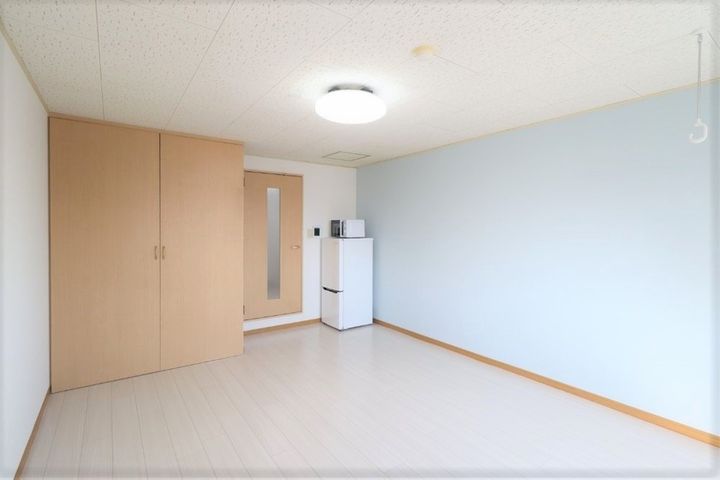 ハイツフレンドもてぎ 爽やかアクセントの壁紙が居室を彩ります ワイドバルコニー付307の居間