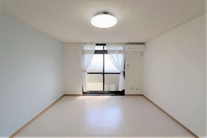 ハイツフレンドもてぎ 爽やかアクセントの壁紙が居室を彩ります ワイドバルコニー付307の居間