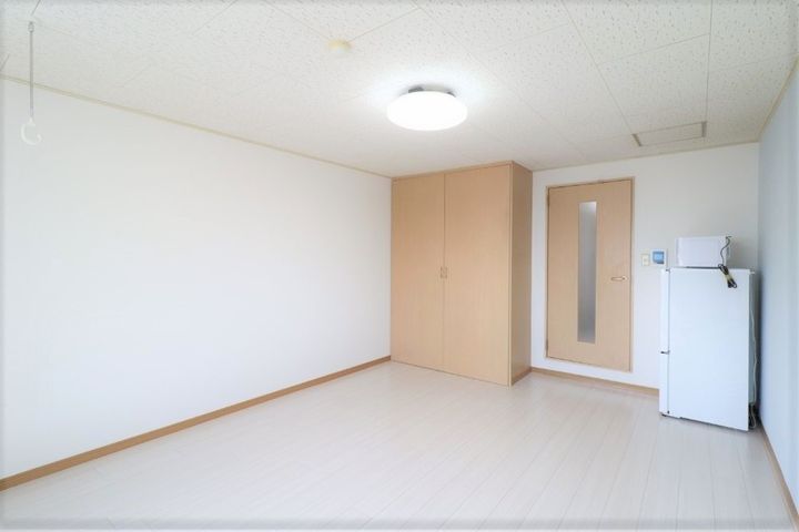 ハイツフレンドもてぎ 爽やかアクセントの壁紙が居室を彩ります ワイドバルコニー付307の居間