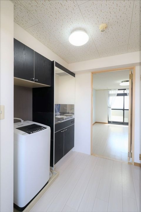 ハイツフレンドもてぎ 爽やかアクセントの壁紙が居室を彩ります ワイドバルコニー付307のキッチン